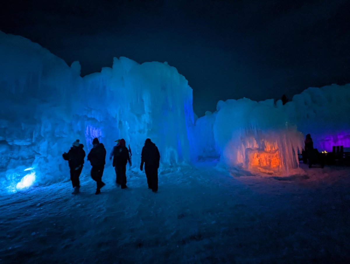 Ice_Castle_25_People